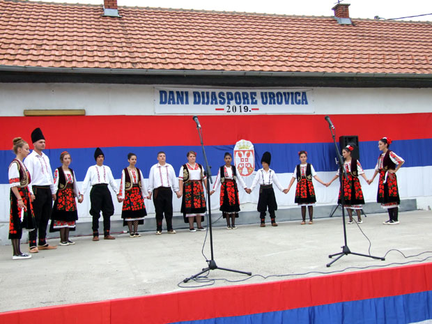 Помажући село, чувају корене